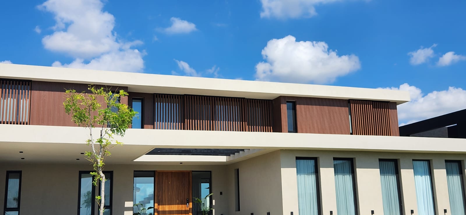 Elevando el atractivo exterior: Transformando exteriores con wall panel de PVC y WPC